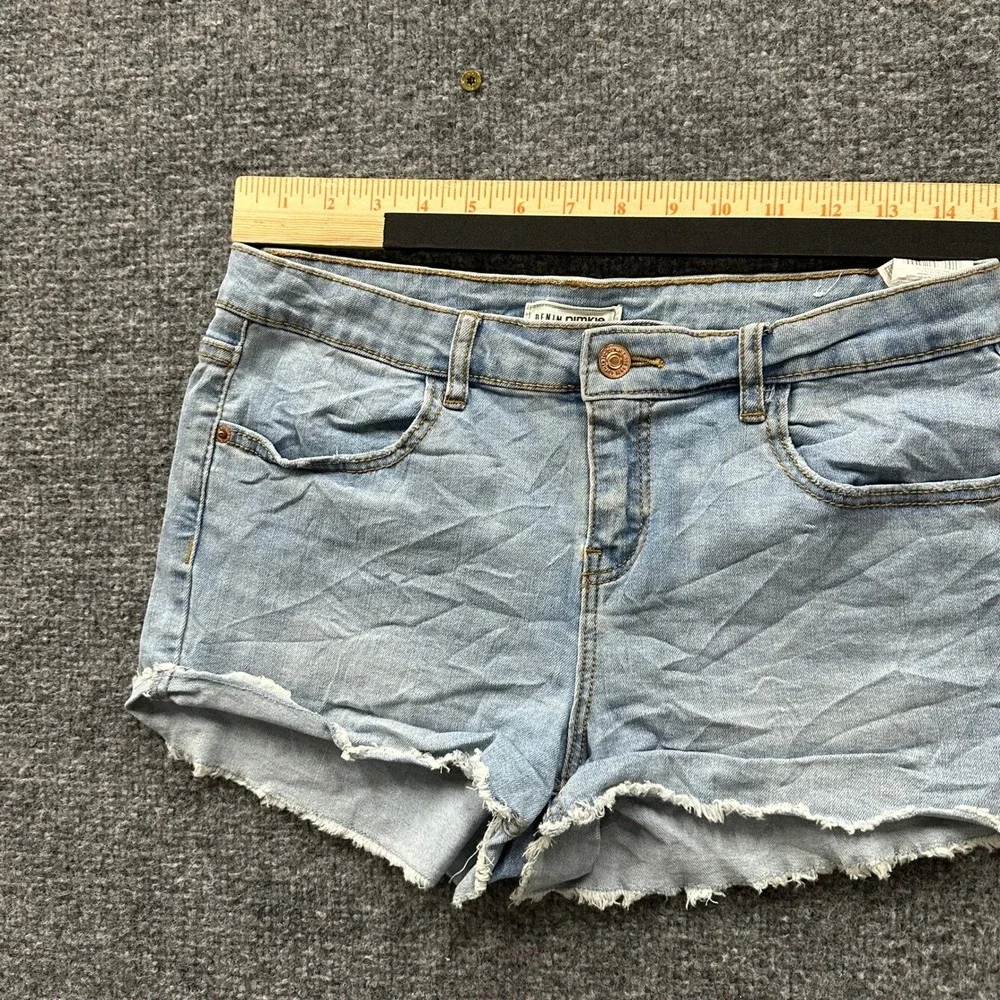 Pimkie Denim Shorts Womens Size 38 Light Wash Blue Raw Hem Casual Low Rise Jean